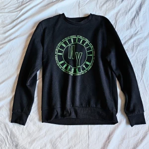 Tröja med grönt tryck - En mysig långärmad tröja med ett grönt tryck. Bra skick!  Storlek L och fungerar som oversize för storlek XS-M.