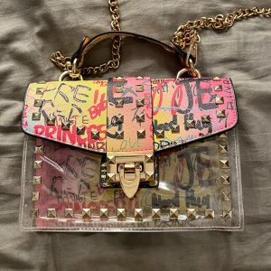 Supercool väska!!!💛 - Bra skick!! Säljer då jag knappt använder den men så snygg!! 