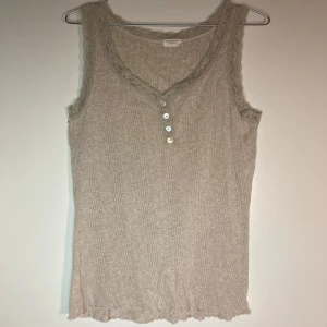 Beige vintage spetslinne - Beige vintage spetslinne i tunn fint tyg.  Ingen storlek står men upskattar M eller ett slappt S