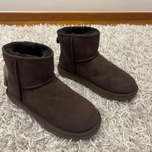 Bruna uggs vinterskor - Mörkbruna uggs köpa i Australien (såklart äkta), helt oanvända med lapparna kvar! Köptes för 2200🥰