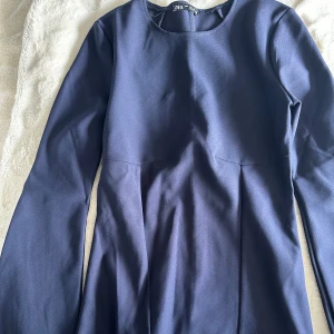 Finare tröja  - Fin marinblå tröja i tjockare material som är figursydd! Skriv för fler bilder! 💛 