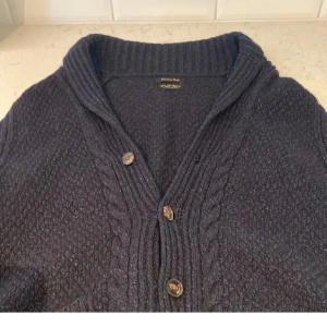 Mörkblå Cardigan - Tja! Säljer nu min as feta cardigan då den bara hänger i garderoben, Bra skick.