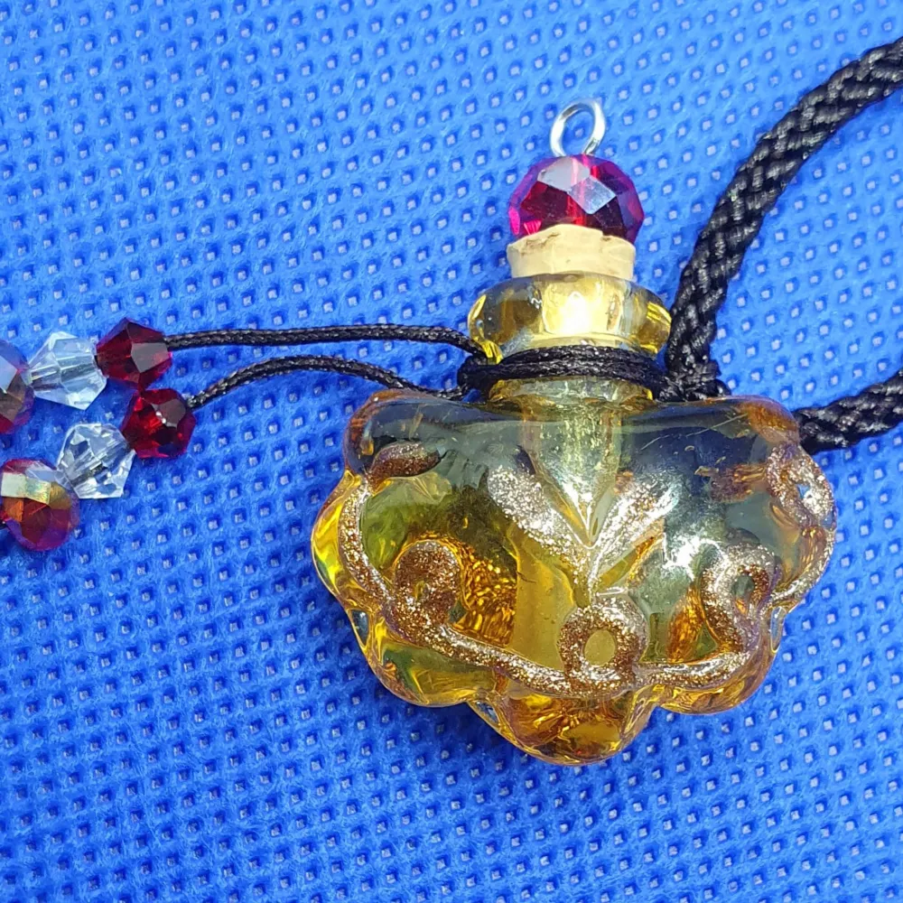 Målad & pyntad flaska (ca 4cm) i porslin/glas, ställbart band 48-65cm. Ha den som halsband, backspegelshänge, eller prydnad, fyll med parfym. Titta igenom mina upplagda & köp fler saker i bundle för att spara på frakt & få allt du köpt i samma paket. Asusteet.
