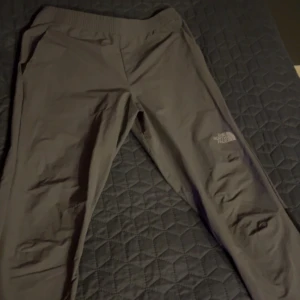 The North face byxor väldigt sköna storlek S - Om du är runt 175-178 så är den bra längd och bra skick knappt använd köpt på JD sports och säljer pågrund av att jag växte ur den och det var onödigt köp