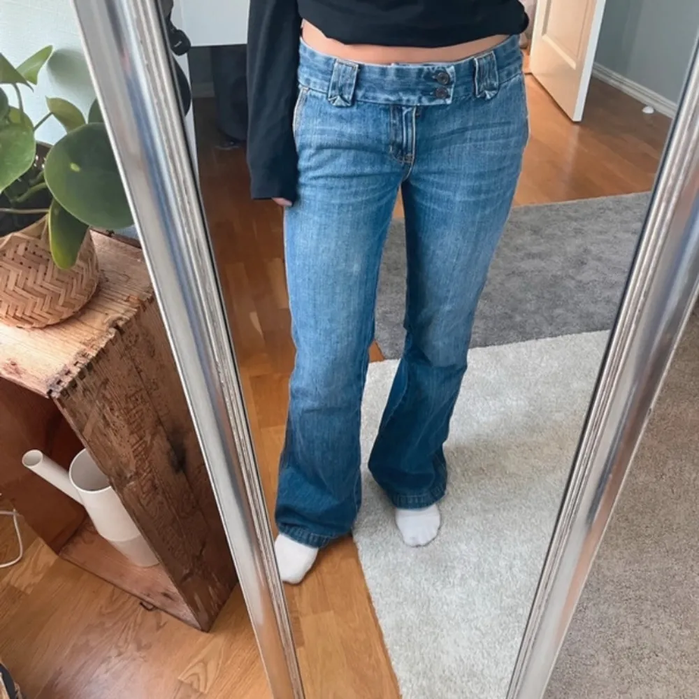 Säljer ett par snygga blå bootcut jeans. De är lågmidjade och har en klassisk jeanslook med en skön passform. Perfekta för både vardag och fest!. Jeans & Byxor.