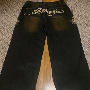 Ed hardy jeans🤙 - As baggy ed hardy jeans från Urban🔥🔥Inte mycket tecken på användning 💪svart brun färg!!nice washhh 