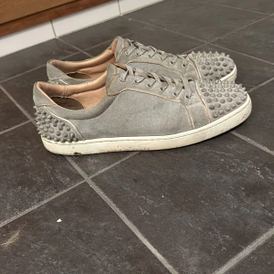 Äkta Louboutin skor - Hej, säljer nu mina Louboutin skor, dem är äkta men har tyvärr inget kvitto därav de låga priset, lite sorter skick men är fortfarande riktigt snygga (6/10) nypris 9000 mitt pris 1500, hör av er vid frågor eller funderingar, mvh Carl