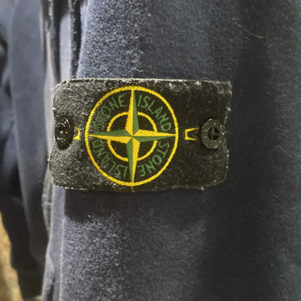 Riktigt snygg och fräsch mörkblå Stone island zip som är är i riktigt fint skick. Säljer för jag behöver pengar. Finns inga fel på den vad jag vet. Skriv vid frågor.. Hoodies.