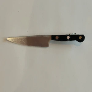 Kniv hårklämma hårspänne halloween spooky rolig hårnål - Snygg hårklämma i knivform. Perfekt håraccessoar för halloween och att sätta upp håret eller som en rolig accessoar. Den är ca 11 cm lång och 2 cm bred som ni kan se på bilderna.  Den är aldrig använd