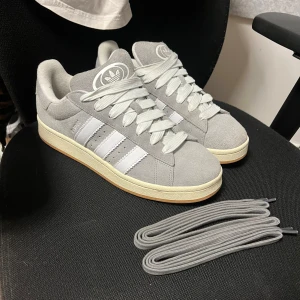 Adidas Campus 00 - Gråa adidas campus i storlek 44.  Använda ungefär 5 gånger och fortfarande fräscha, de kommer även med gråa snören. Säljer dem billigt eftersom jag inte använder dem alls.