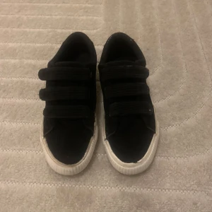 Even&odd skor - Säljer mina jätte fina och populära kardborre skor från Even&odd. De är lite slita och trasiga, därför säljar jag för billigt pris!💗💗 hör av er för fler frågor☺️