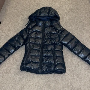 Jacka från lager 157 - Säljer denna trendiga jacka från lager 157. I den mörkblåa men ser svart ut på vissa bilder. 