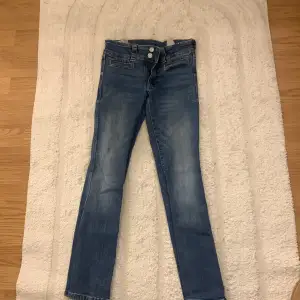 Säljer ett par jeans för 50 kr! De är från H&M och är i storlek 146, dem är lågmidjade och bootcut. De är använda men i bra skick!