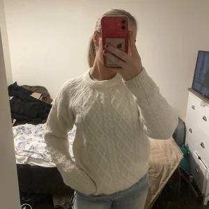 Vit stickad tröja - Jätte fin vit stickad tröja från lager 157 i storlek 160 men skulle säga att den sitter som en XS/S💗