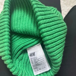 Grön stickad mössa från H&M - Säljer en snygg grön stickad mössa från H&M. Onesize 💚