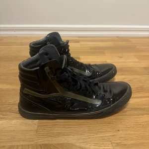 YSL Skor  - Supersnygga YSL skor i storlek 42. Drar mycket blickar & komplimanger samt ger ett fint blänckande när man är ute och går. 