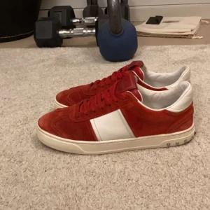 Fly Crews - Tja! Säljer nu mina Valentino Fly Crews i röd mocka. Alla nitar är kvar och skorna är i grymt skick som ni ser på bilderna. Skriv ett dm vid minsta fundering!🙌🏽