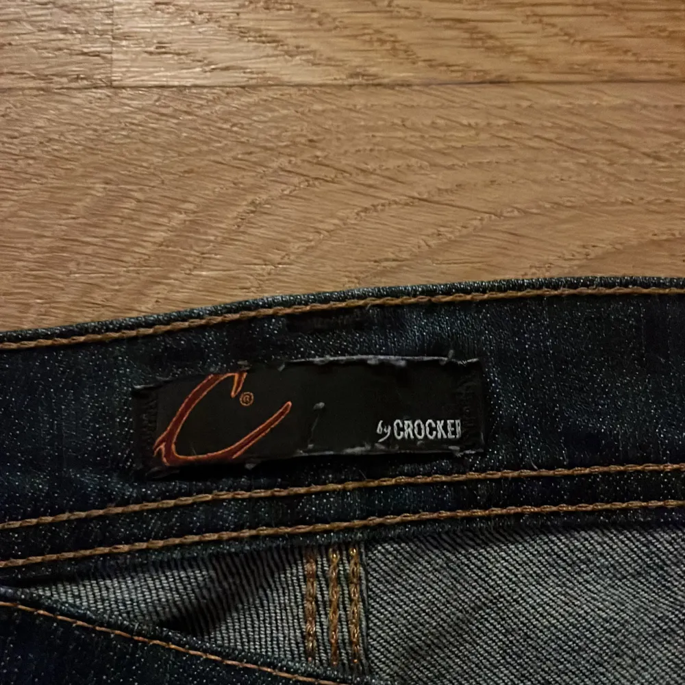  Supersnygga mörkblå jeans från Crocker. De har väldigt låg midja och sitter perfekt! Lite småi midjan för mig som har storlek 32, Midjemåttet är 35. Lägg gärna prisförslag!💝. Jeans & Byxor.