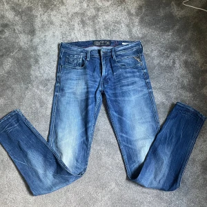 Replay Anbass 32/34 - Sköna anbass jeans i storlek 32/34. Köpts för 1200kr. Skick 8/10. Pris kan diskuteras