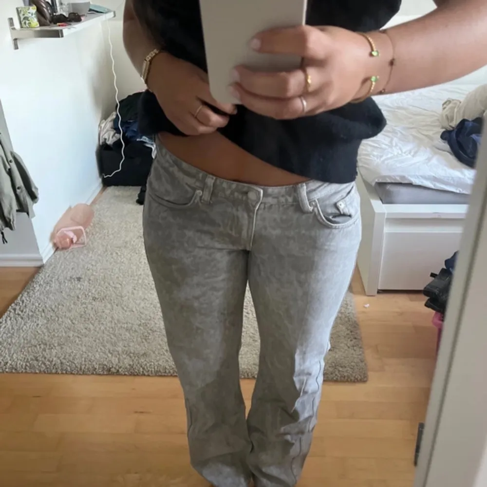 Jättefina gråa lowwaist weekday jeans som inte längre säljs🩷 Använda ett fåtal gånger. Jättebra skick. Jeans & Byxor.