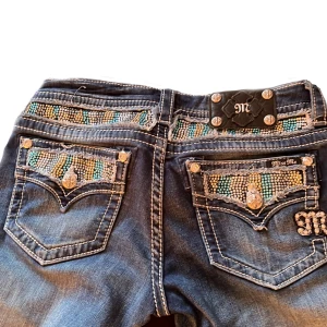 Miss me jeans bootcut  - Använda 4 gånger och är i jätte bra skick, jag sätter ett pris på 1000 kr så att man kan buda!