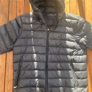 Ralph lauren jacka - Sjukt snygg Ralph lauren jacka nu till vintern🤩❄️ Den är i toppklass skick och har inga som helst defekter 🙌 Skriv gärna för frågor👍💯 Pris ej hugget i sten😁