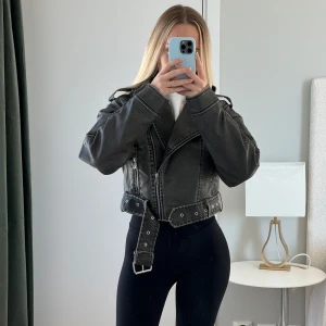 Helt ny jacka - Helt ny jacka, aldrig använd, säljes då jag köpt en mindre storlek | Passar storlek xs-s | Paketpris vid köp av flera plagg, skriv i chatten för mer info 