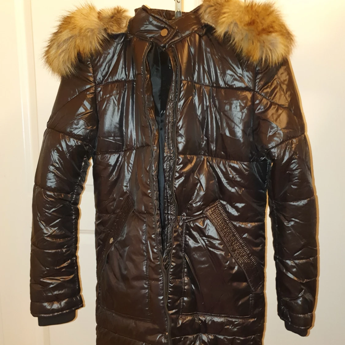 Brun dunjacka med pälsdetaljer