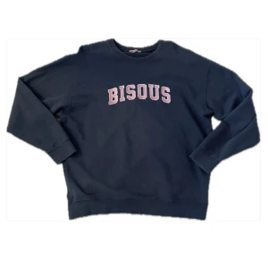 Mycjet fin bisous tröja - Mycket fin tröja som jag säljer pga att den inte passar just mig. Tröjan är knappt använd och är tvättad max 2 gånger. Dessvärre är materialet lite strävt. Inga fläckar eller skador. Köpte den för ca 899kr ny. Ställ gärna fler frågor..