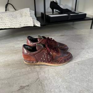 Valentino rockrunner Storlek: 43  Skick: 7/10 Pris: 1999:- Garanterar äktighet   Skriv pm för mer information 