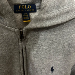 Ralph Lauren full zip grå - Ralph Lauren full zip i färgen grå storlek s. Väl omhändertagen och i gott skick. Svarar gärna på frågor!