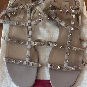 Valentino Rockstud Flats  - A pair of authentic, barely worn Valention flats in size 40.  Overall condition is great, subtle sign of usage can be seen on the soles.  Dust bag included. 