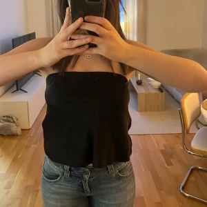 topp - glansig topp från zara med dragkedja längs ena sidan. Resårband för att hålla den uppe. Använd en gång så i nyskick