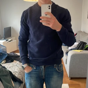 Tröja Massimo dutti - Garderobsrensing! Säljer en Massimo dutti tröja i storlek L, men sitter mer som M, nästan mer mot S. Grymt skick, knappt använd