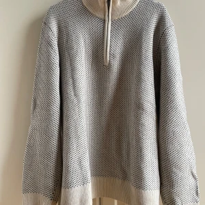 Dobber 3/4 zip - Stickad tröja i fint skick, sparsamt använd. Endast tvättad med ullshampoo. Kommer från ett rök- och djurfritt hem.  