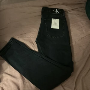 Mörkblå calvin klein jeans - Säljer oanvända ck jeans 10/10 skick storlek w29 L32