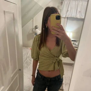 Grön blus  - Jätte fin blus i en olivgrön färg från Monki. Den är gjord i ett lite tjockare material och perfekt till våren och sommaren ☺️