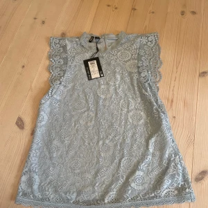 Snygg ny top från Vero moda - Helt nu blå topp från Vero Moda med prislappen på.