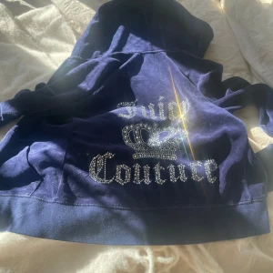 Juicy couture kofta - INTE ÄKTA men väldigt lik en gammal modell❤️använd men den enda defekten är luvan som är lite trasig som man ser på sista bilden💗 säljer byxorna ochså i en annan annons och kan sälja tillsammans om det önskas💗
