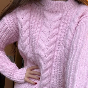 Rosa stickad tröja  - Superfin stickad tröja som är jättetjock. Använd endast en kväll så nyskick! 