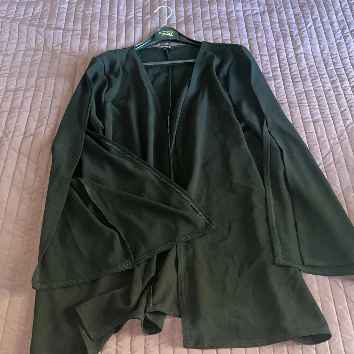 Från Booho Storlek L även passar bra M Svart , aldrig använd