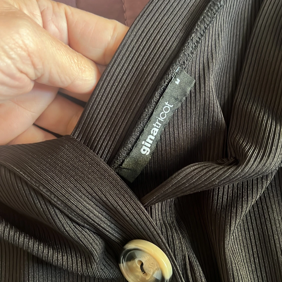 Svart ribbad klänning från Gina Tricot - 91