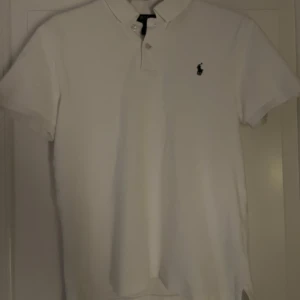 Ralph lauren piké - Snygg och bekväm piké från Ralph lauren. Skick 9/10, använd fåtal gånger. Storlek S men sitter lite mindre. Hör av dig vid funderingar👍