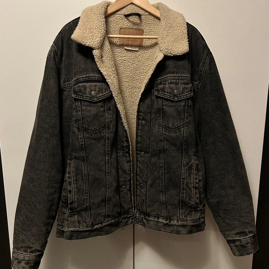 Svart jeansjacka med teddyfoder från Pull&Bear
