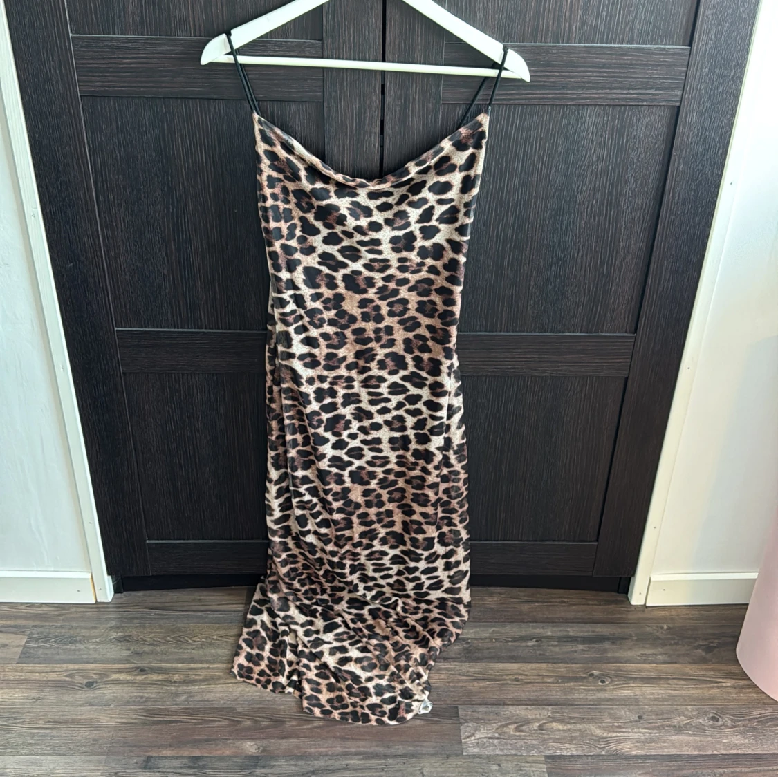 Leopardmönstrad långklänning