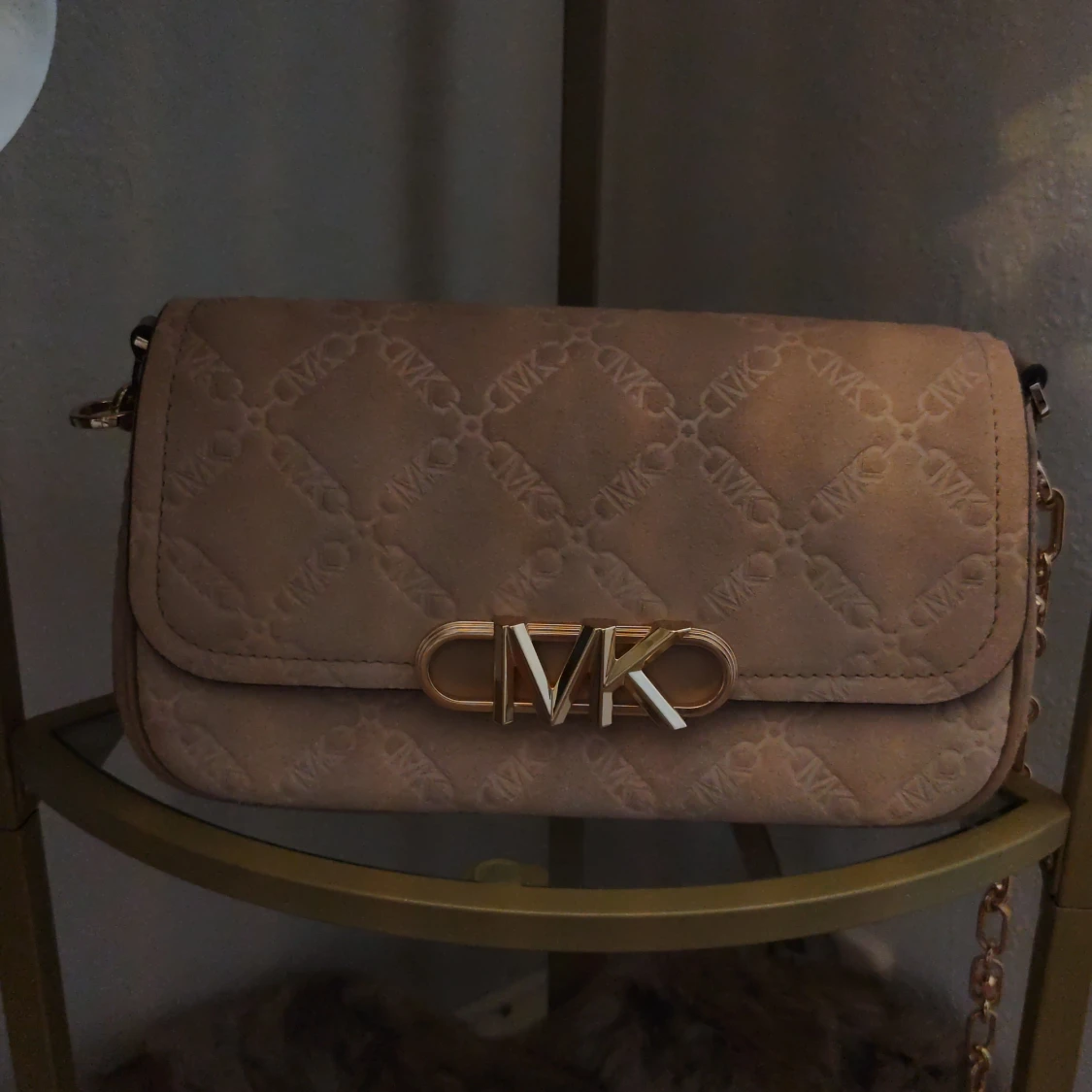 Beige axelväska med logotypdetalj