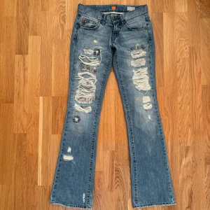 Boot cut Jeans  - Snygga jeans från Hugo Boss, vet inte om dom är äkta då jag fick dom som present. Dom är lågmidjade och boot cut. Tyvärr inga bilder på då dom är för små för mig. Midjemått: 37 cm rakt över, Innerbenslängd: 82 cm och Ytterbenslängd: 104 cm. 