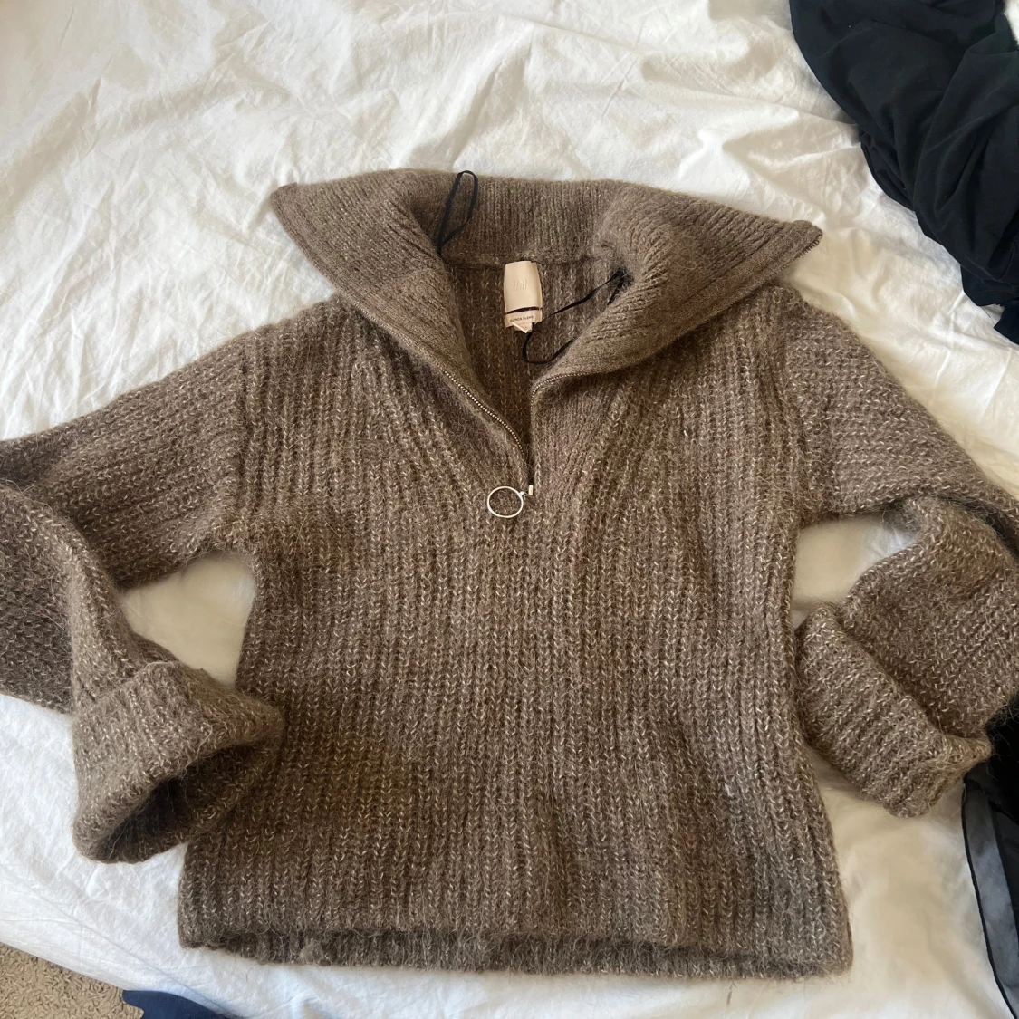 Brun stickad tröja med dragkedja