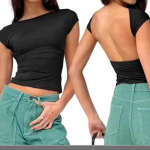 Svart topp med öppen rygg - Snygg svart topp med en stilren design och öppen rygg. Toppen har korta ärmar och en tight passform, perfekt för en kväll ute. Tillverkad i ett mjukt och stretchigt material för extra komfort.
