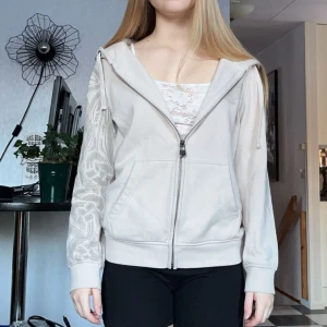 Cool huvtröja - Jättesnygg huvtröja med tryck på ryggen, armen samt ett litet fram. Första bilden visar färgen bäst, det var konstig ljus på de andra. Storlek M men ni ser hur den sitter på mig som vanligtvis bär Xs/S, funkar på både tjejer och killar. Har små fläckar (syns på sista bilden, kan finnas fler jag inte sett), annars bra skick. 